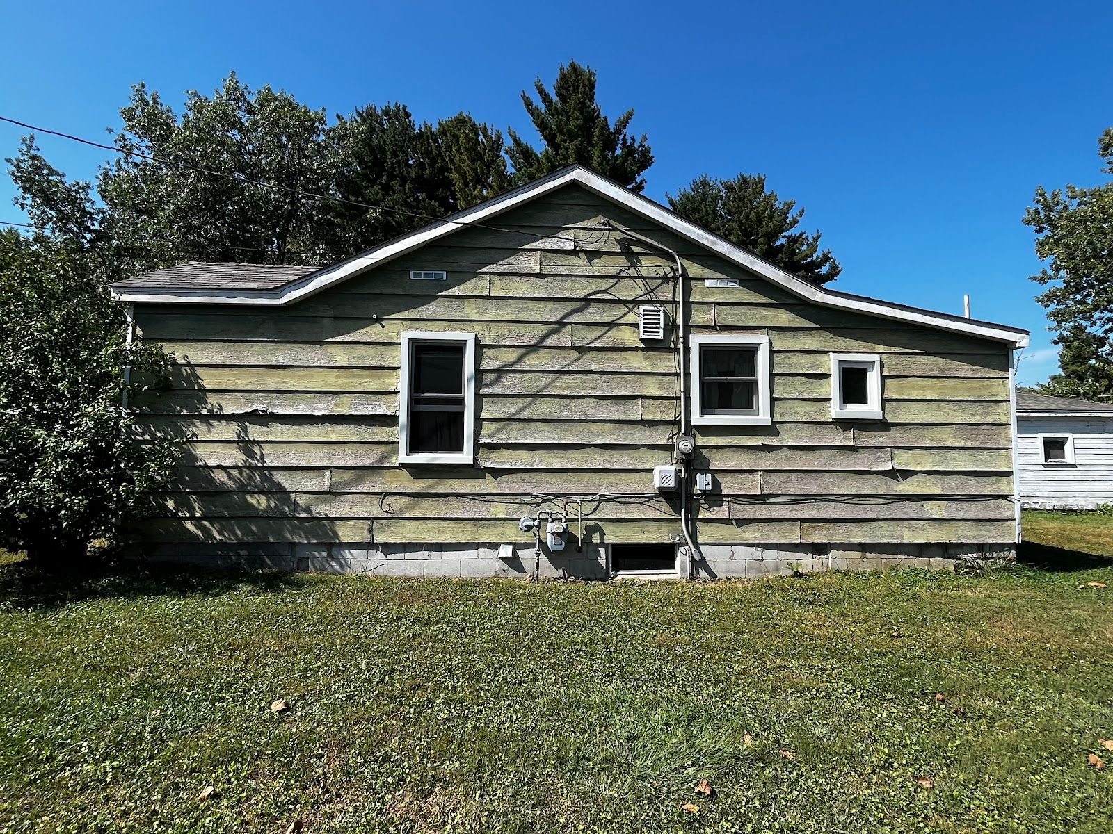 Before - Ranch home in Schererville, IN with worn and weathered lap siding
